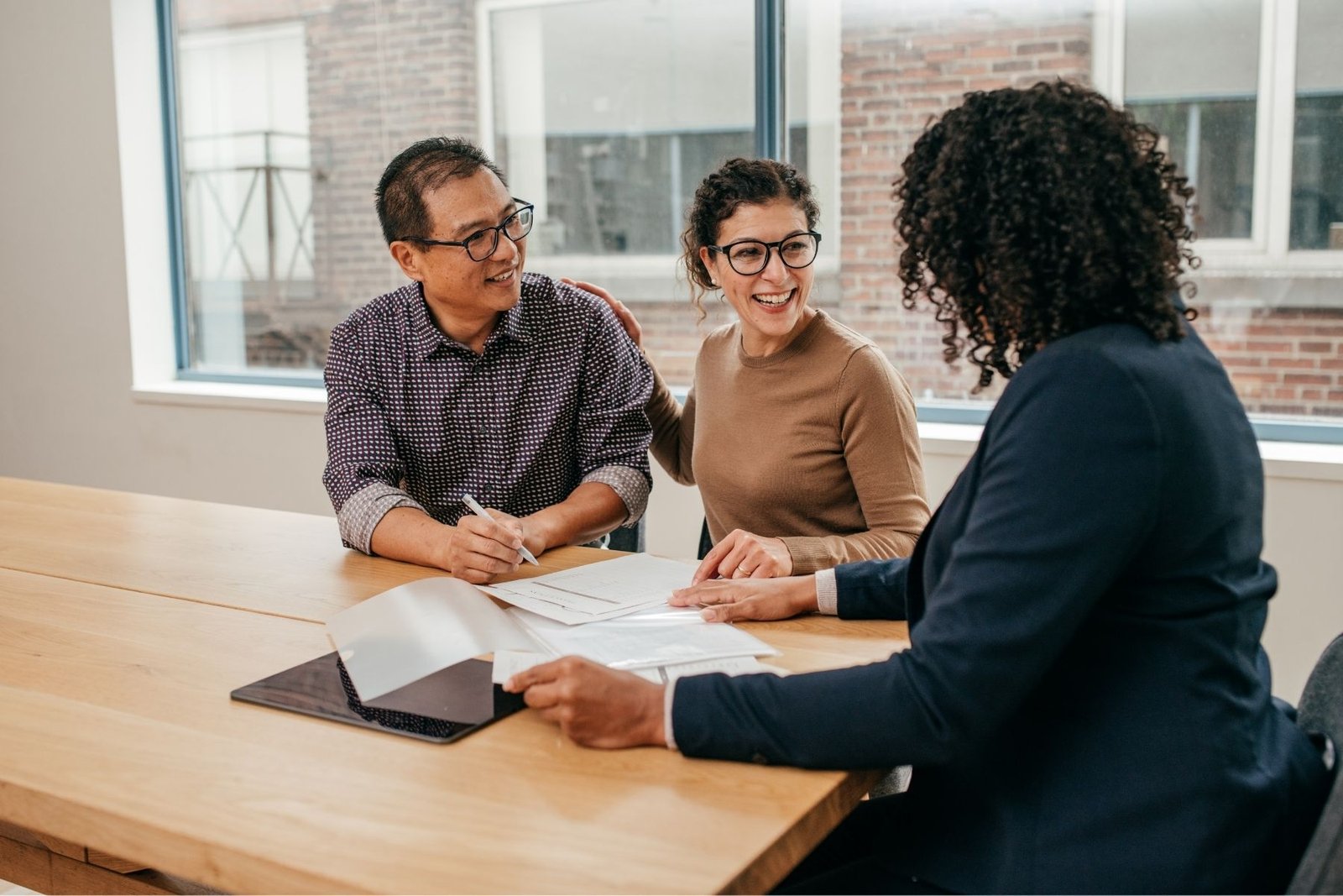 Personas recibiendo orientación en una mesa de trabajo
